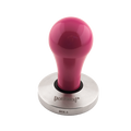 Ein Tamper zum Pressen von gemahlenem Kaffee in den Siebträger vom  Hersteller Joe Frex. Der ergonomisch rund geformte Kunststoff Griff ist in pink ausgeführt, die Base aus Edelstahl mit 58,5mm Durchmesser.