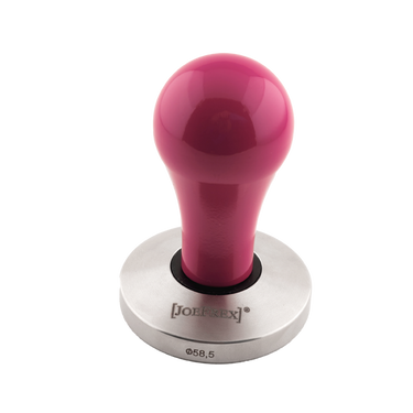 Ein Tamper zum Pressen von gemahlenem Kaffee in den Siebträger vom  Hersteller Joe Frex. Der ergonomisch rund geformte Kunststoff Griff ist in pink ausgeführt, die Base aus Edelstahl mit 58,5mm Durchmesser.