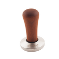 Ein Tamper zum Pressen von gemahlenem Kaffee in den Siebträger vom Hersteller Joe Frex. Der kurze oben abgerundete Griff ist aus Walnuss Holz ausgeführt, die Base aus Edelstahl mit 54,5mm Durchmesser.