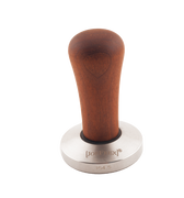 Ein Tamper zum Pressen von gemahlenem Kaffee in den Siebträger vom Hersteller Joe Frex. Der kurze oben abgerundete Griff ist aus Walnuss Holz ausgeführt, die Base aus Edelstahl mit 54,5mm Durchmesser.
