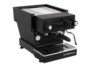 Die Schrägansicht von vorne der Espressomaschine La Marzocco Linea Mini R in matt schwarz. An der Oberseite ist das Paddle für den Kaffeebezug angebracht, links davon das Drehrad für Teewasser, rechts davon das Drehrad für die Dampflanze. Darunter befindet sich die Brühgruppe mit dem eingespannten Siebträger mit schwarzem Griff, darunter die Abtropftasse.