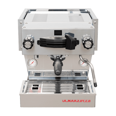 Die Vorderansicht von vorne der Espressomaschine La Marzocco Linea Mini R in chrom. An der Oberseite ist das Paddle für den Kaffeebezug angebracht, links davon das Drehrad für Teewasser, rechts davon das Drehrad für die Dampflanze. Darunter befindet sich die Brühgruppe mit dem eingespannten Siebträger mit schwarzem Griff, darunter die Abtropftasse.