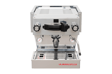 Die Vorderansicht von vorne der Espressomaschine La Marzocco Linea Mini R in chrom. An der Oberseite ist das Paddle für den Kaffeebezug angebracht, links davon das Drehrad für Teewasser, rechts davon das Drehrad für die Dampflanze. Darunter befindet sich die Brühgruppe mit dem eingespannten Siebträger mit schwarzem Griff, darunter die Abtropftasse.