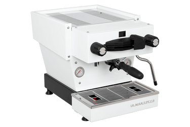 Die Schrägansicht von vorne der Espressomaschine La Marzocco Linea Mini R in weiß. An der Oberseite ist das Paddle für den Kaffeebezug angebracht, links davon das Drehrad für Teewasser, rechts davon das Drehrad für die Dampflanze. Darunter befindet sich die Brühgruppe mit dem eingespannten Siebträger mit schwarzem Griff, darunter die Abtropftasse.