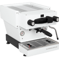 Die Schrägansicht von vorne der Espressomaschine La Marzocco Linea Mini R in weiß. An der Oberseite ist das Paddle für den Kaffeebezug angebracht, links davon das Drehrad für Teewasser, rechts davon das Drehrad für die Dampflanze. Darunter befindet sich die Brühgruppe mit dem eingespannten Siebträger mit schwarzem Griff, darunter die Abtropftasse.