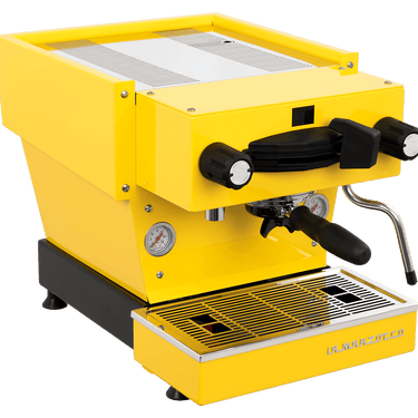 Die Schrägansicht von vorne der Espressomaschine La Marzocco Linea Mini R in gelb.
An der Oberseite ist das Paddle für den Kaffeebezug angebracht, links davon das Drehrad für Teewasser, rechts davon das Drehrad für die Dampflanze. Darunter befindet sich die Brühgruppe mit dem eingespannten Siebträger mit schwarzem Griff, darunter die Abtropftasse.