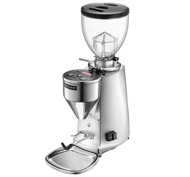 Die On-Demand Kaffeemühle Mazzer Mini Mod. A in Alu poliert. Auf dem trichterförmigen Kaffee-Auswurf aus Edelstahl ist an der Oberseite ein digitaler Portionierer (Drucktaste) für 1 und 2 Tassen zu finden. Weiters gibt es eine manuelle Mahlfunktion und ein digitales Zählwerk mit rotem Display. Darunter ist eine verchromte Gabel zum Auflegen des Siebträgers angebracht.