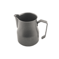 Eine Milchkanne aus schwarz lackiertem Edelstahl von Motta, Modell Europa 35cl. Die Charakteristik dieser Barista Milchkanne ist die leichte Verjüngung ab der Mitte und der spitz zulaufende Ausguss. Auf der rechten Seite befindet sich der eckig geformte unten offene Henkel.