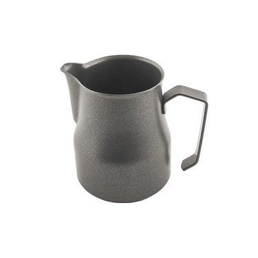 Eine Milchkanne aus schwarz lackiertem Edelstahl von Motta, Modell Europa 35cl. Die Charakteristik dieser Barista Milchkanne ist die leichte Verjüngung ab der Mitte und der spitz zulaufende Ausguss. Auf der rechten Seite befindet sich der eckig geformte unten offene Henkel.