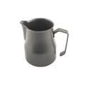 Eine Milchkanne aus schwarz lackiertem Edelstahl von Motta, Modell Europa 35cl. Die Charakteristik dieser Barista Milchkanne ist die leichte Verjüngung ab der Mitte und der spitz zulaufende Ausguss. Auf der rechten Seite befindet sich der eckig geformte unten offene Henkel.
