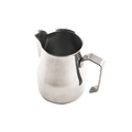 Eine Milchkanne aus poliertem Edelstahl von Motta, Modell Europa 35cl. Die Charakteristik dieser Barista Milchkanne ist die leichte Verjüngung ab der Mitte und der spitz zulaufende Ausguss. Auf der rechten Seite befindet sich der eckig geformte unten offene Henkel.
