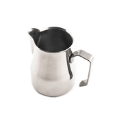 Eine Milchkanne aus poliertem Edelstahl von Motta, Modell Europa 35cl. Die Charakteristik dieser Barista Milchkanne ist die leichte Verjüngung ab der Mitte und der spitz zulaufende Ausguss. Auf der rechten Seite befindet sich der eckig geformte unten offene Henkel.