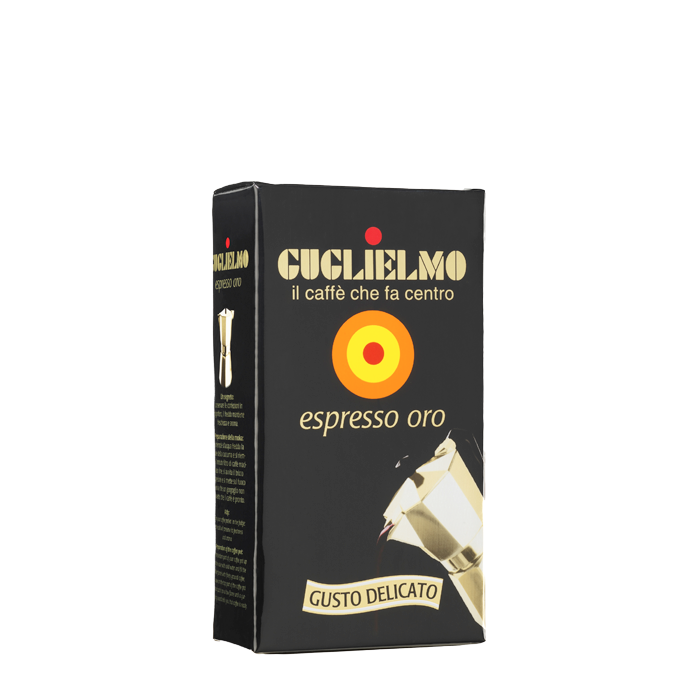 Eine schwarze Vakuumverpackung für den gemahlenen Mokka Kaffee Guglielmo Oro. Oben sieht man den goldenen Schriftzug Guglielmo il caffè che fa centro, darunter das Logo mit dem orange, gelb, roten konzentrischen Kreis. In der Mitte steht espresso oro.
Darunter ist eine schräge Aluminium Mokkakanne abgebildet. Unten die Aufschrift Gusto Delicato.