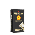 Eine schwarze Vakuumverpackung für den gemahlenen Mokka Kaffee Guglielmo Oro. Oben sieht man den goldenen Schriftzug Guglielmo il caffè che fa centro, darunter das Logo mit dem orange, gelb, roten konzentrischen Kreis. In der Mitte steht espresso oro.
Darunter ist eine schräge Aluminium Mokkakanne abgebildet. Unten die Aufschrift Gusto Delicato.
