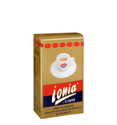 Eine goldene Vakuumverpackung für den gemahlenen Mokka Kaffee Ionia Oro Superior. In der Mitte ist eine dickwandige weiße Espressotasse mit dem Ionia Logo abgebildet. Sie ist halb voll gefüllt mit Espresso mit dichter Crema. Darunter sieht man den weißen Ionia Schriftzug auf rot/blauem Hintergrund. Unterhalb ist der Schriftzug Oro Superior in schwarzen Blockbuchstaben angebracht.