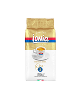 Eine gold weiße Vakuumverpackung für den gemahlenen Mokka Kaffee Ionia Argento. In der Mitte ist eine dickwandige weiße Espressotasse mit dem Ionia Logo abgebildet. Sie ist fast voll gefüllt mit Espresso mit dichter Crema. Darüber sieht man den weißen Ionia Schriftzug auf rot/blauem Hintergrund. Unterhalb ist der Schriftzug Oro in goldener Schreibschrift angebracht.