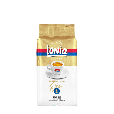 Eine gold weiße Vakuumverpackung für den gemahlenen Mokka Kaffee Ionia Argento. In der Mitte ist eine dickwandige weiße Espressotasse mit dem Ionia Logo abgebildet. Sie ist fast voll gefüllt mit Espresso mit dichter Crema. Darüber sieht man den weißen Ionia Schriftzug auf rot/blauem Hintergrund. Unterhalb ist der Schriftzug Oro in goldener Schreibschrift angebracht.