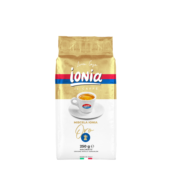 Eine gold weiße Vakuumverpackung für den gemahlenen Mokka Kaffee Ionia Argento. In der Mitte ist eine dickwandige weiße Espressotasse mit dem Ionia Logo abgebildet. Sie ist fast voll gefüllt mit Espresso mit dichter Crema. Darüber sieht man den weißen Ionia Schriftzug auf rot/blauem Hintergrund. Unterhalb ist der Schriftzug Oro in goldener Schreibschrift angebracht.