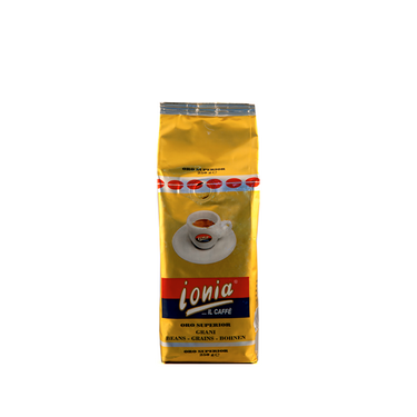 Eine goldene Verpackung für Kaffeebohnen mit Aromaventil. In der Mitte ist eine dickwandige weiße Espressotasse mit dem Ionia Logo abgebildet. Sie ist halb voll gefüllt mit Espresso mit dichter Crema. Darunter sieht man den weißen Ionia Schriftzug auf rot/blauem Hintergrund. Unterhalb ist der Schriftzug Oro Superior in schwarzen Blockbuchstaben angebracht.