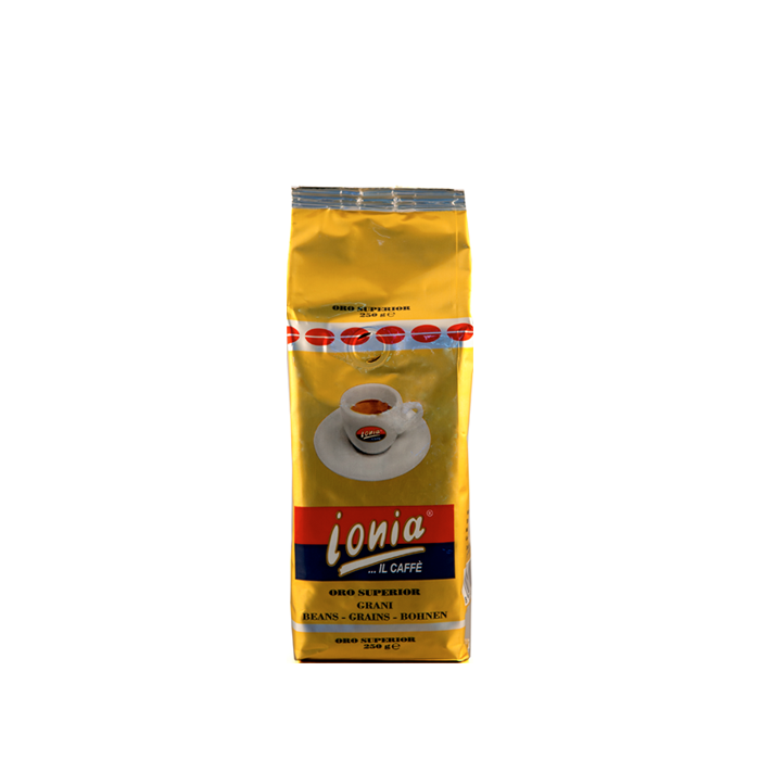 Eine goldene Verpackung für Kaffeebohnen mit Aromaventil. In der Mitte ist eine dickwandige weiße Espressotasse mit dem Ionia Logo abgebildet. Sie ist halb voll gefüllt mit Espresso mit dichter Crema. Darunter sieht man den weißen Ionia Schriftzug auf rot/blauem Hintergrund. Unterhalb ist der Schriftzug Oro Superior in schwarzen Blockbuchstaben angebracht.