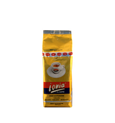 Eine goldene Verpackung für Kaffeebohnen mit Aromaventil. In der Mitte ist eine dickwandige weiße Espressotasse mit dem Ionia Logo abgebildet. Sie ist halb voll gefüllt mit Espresso mit dichter Crema. Darunter sieht man den weißen Ionia Schriftzug auf rot/blauem Hintergrund. Unterhalb ist der Schriftzug Oro Superior in schwarzen Blockbuchstaben angebracht.