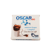 Die Verpackung für das Ionentauscher Säckchen Oscar 90. Oben rechts sieht man den blauen Schriftzug OSCAR daneben in oranger Schrift 90. Links unten eine weiße Tasse wo gerade die Flüssigkeit herausspritzt.  Rechts unten das Firmenlogo von Bilt.
