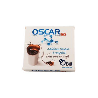 Die Verpackung für das Ionentauscher Säckchen Oscar 90. Oben rechts sieht man den blauen Schriftzug OSCAR daneben in oranger Schrift 90. Links unten eine weiße Tasse wo gerade die Flüssigkeit herausspritzt.  Rechts unten das Firmenlogo von Bilt.