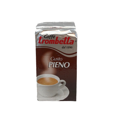 Eine dunkelbraun/silberne Vakuumverpackung für den gemahlenen Mokka Kaffee Trombetta Pieno. In der Mitte ist der weiße Schriftzug Gusto Pieno abgebildet, darunter eine vollgefüllte weiße Kaffeetasse mit aufsteigendem Dampf. Darüber befindet sich der Schriftzug Caffè Trombetta dal 1890.
