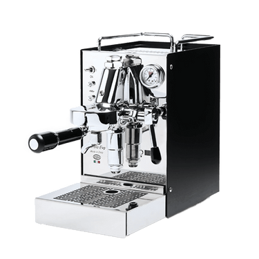 Die Espressomaschine Quickmill Carola mit schwarzer Seitenverkleidung. In der Mitte ist die verchromte Faema E-61 Brühgruppe mit eingespanntem Siebträger montiert. Links oben befindet sich der Einschalt-Knopf, rechts oben das Brühdruck-Manometer. Rechts unten ist die PID Steuerung zur Kontrolle der Brühtemperatur angebracht. Darunter befindet sich die abnehmbare Abtropftasse in Edelstahl.