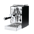 Die Espressomaschine Quickmill Carola mit schwarzer Seitenverkleidung. In der Mitte ist die verchromte Faema E-61 Brühgruppe mit eingespanntem Siebträger montiert. Links oben befindet sich der Einschalt-Knopf, rechts oben das Brühdruck-Manometer. Rechts unten ist die PID Steuerung zur Kontrolle der Brühtemperatur angebracht. Darunter befindet sich die abnehmbare Abtropftasse in Edelstahl.