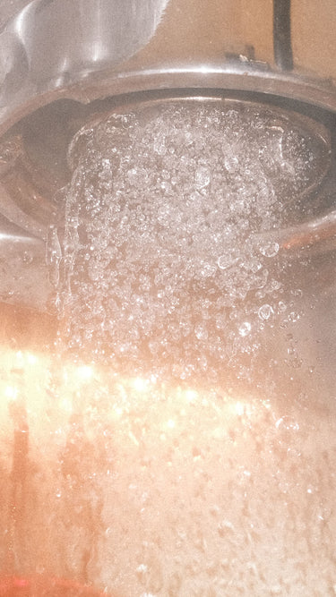 Wasseraustritt aus der Dusche bei einer La San Marco Handhebelmaschine bei einem Leerbezug.