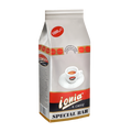 Eine silberne Verpackung für Kaffeebohnen mit Aromaventil. In der Mitte ist eine dickwandige weiße Espressotasse mit dem Ionia Logo abgebildet. Sie ist halb voll gefüllt mit Espresso mit dichter Crema. Darunter sieht man den weißen Ionia Schriftzug auf rot/blauem Hintergrund. Unterhalb ist der Schriftzug Special Bar in blauen Blockbuchstaben angebracht.