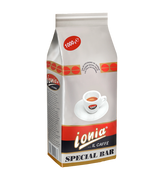 Eine silberne Verpackung für Kaffeebohnen mit Aromaventil. In der Mitte ist eine dickwandige weiße Espressotasse mit dem Ionia Logo abgebildet. Sie ist halb voll gefüllt mit Espresso mit dichter Crema. Darunter sieht man den weißen Ionia Schriftzug auf rot/blauem Hintergrund. Unterhalb ist der Schriftzug Special Bar in blauen Blockbuchstaben angebracht.