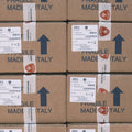 Zu sehen sind mehrere gestapelte Kartons der Eureka Mignon Silenzio. Auf jedem Karton ist die Aufschrift Fragile Made in Italy zu sehen. 