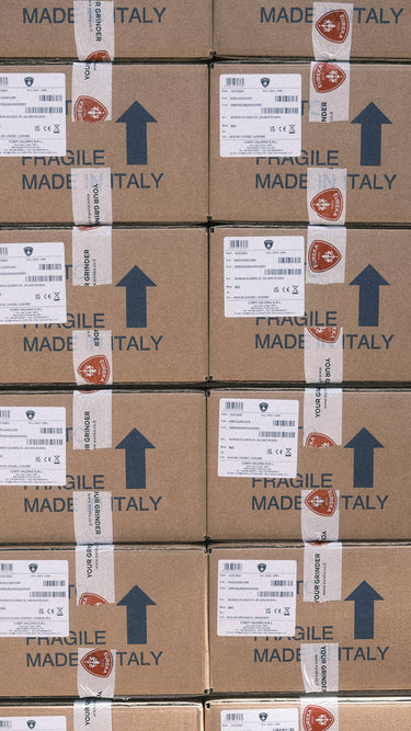 Zu sehen sind mehrere gestapelte Kartons der Eureka Mignon Silenzio. Auf jedem Karton ist die Aufschrift Fragile Made in Italy zu sehen. 