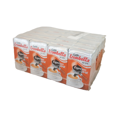 Eine 20er Großpackung für den gemahlenen Espresso Kaffee Trombetta Espresso Bar in silber/roten Vakuumverpackungen. In der Mitte jeder Packung ist ein Siebträger mit einem gehäuften Gupf Kaffeepulver abgebildet. Darunter sieht man eine weiße Espressotasse mit frisch gebrühtem Kaffee mit Crema.  Darüber befindet sich der Schriftzug Caffè Trombetta dal 1890.