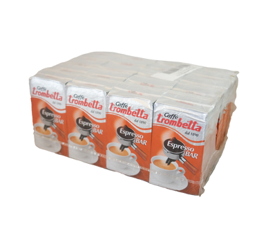 Eine 20er Großpackung für den gemahlenen Espresso Kaffee Trombetta Espresso Bar in silber/roten Vakuumverpackungen. In der Mitte jeder Packung ist ein Siebträger mit einem gehäuften Gupf Kaffeepulver abgebildet. Darunter sieht man eine weiße Espressotasse mit frisch gebrühtem Kaffee mit Crema.  Darüber befindet sich der Schriftzug Caffè Trombetta dal 1890.