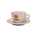 Eine weiße Cappuccinotasse mit Unterteller mit dem Henkel auf der rechten Seite. In der Mitte sieht man das Logo  mit dem orange, gelb, roten konzentrischen Kreis, darunter den schwarzen Schriftzug Guglielmo mit einem roten Punkt über dem I.