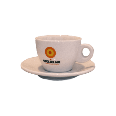 Eine weiße Cappuccinotasse mit Unterteller mit dem Henkel auf der rechten Seite. In der Mitte sieht man das Logo  mit dem orange, gelb, roten konzentrischen Kreis, darunter den schwarzen Schriftzug Guglielmo mit einem roten Punkt über dem I.