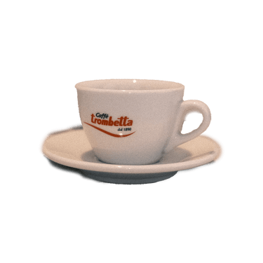 Eine weiße dickwandige Cappuccinotasse mit Unterteller mit dem Henkel auf der rechten Seite. In der Mitte der Tasse ist der rote Trombetta Schriftzug abgebildet.