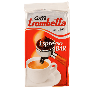Eine silber/rote Vakuumverpackung für den gemahlenen Espresso Kaffee Trombetta Espresso Bar. In der Mitte ist ein Siebträger mit einem gehäuften Gupf Kaffeepulver abgebildet. Darunter sieht man eine weiße Espressotasse mit frisch gebrühtem Kaffee mit Crema.  Darüber befindet sich der Schriftzug Caffè Trombetta dal 1890.