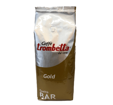 Eine silber/goldene Kaffeepackung für Bohnen mit Aromaventil. Etwas über der Mitte im silbernen Teil befindet sich der rote Schriftzug Trombetta Caffè dal 1890. Im goldenen Teil der Packung ist der weiße Schriftzug Gold und Qualità BAR aufgedruckt.