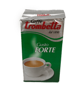 Eine grün/silberne Vakuumverpackung für den gemahlenen Mokka Kaffee Trombetta Gusto Forte. In der Mitte ist der weiße Schriftzug Gusto Forte abgebildet, darunter eine vollgefüllte weiße Kaffeetasse mit aufsteigendem Dampf. Darüber befindet sich der Schriftzug Caffè Trombetta dal 1890.
