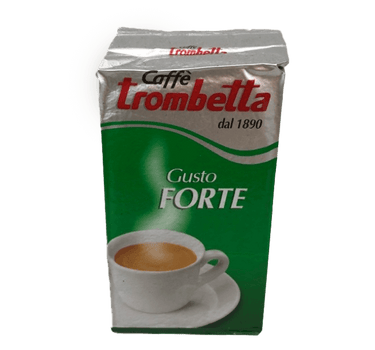 Eine grün/silberne Vakuumverpackung für den gemahlenen Mokka Kaffee Trombetta Gusto Forte. In der Mitte ist der weiße Schriftzug Gusto Forte abgebildet, darunter eine vollgefüllte weiße Kaffeetasse mit aufsteigendem Dampf. Darüber befindet sich der Schriftzug Caffè Trombetta dal 1890.