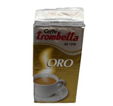 Eine gold/silberne Vakuumverpackung für den gemahlenen Mokka Kaffee Trombetta Oro. In der Mitte ist der weiße Schriftzug Oro abgebildet, darunter eine vollgefüllte weiße Kaffeetasse mit aufsteigendem Dampf. Darüber befindet sich der Schriftzug Caffè Trombetta dal 1890.