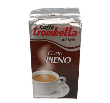 Eine dunkelbraun/silberne Vakuumverpackung für den gemahlenen Mokka Kaffee Trombetta Pieno. In der Mitte ist der weiße Schriftzug Gusto Pieno abgebildet, darunter eine vollgefüllte weiße Kaffeetasse mit aufsteigendem Dampf. Darüber befindet sich der Schriftzug Caffè Trombetta dal 1890.