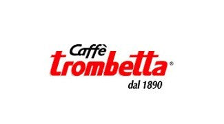 Zu sehen ist der rote Schriftzug Trombetta, darüber in schwarzer Schrift Caffè und darunter eben falls in Schwarz dal 1890. Der Hintergrund ist ganz in Weiß gehalten.