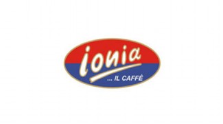 Zu sehen ist der weiße Ionia Schriftzug , darunter Il caffè. Das Logo ist Ellipse umrandet, welche oben rot und unten blau ist. Der Hintergrund dahinter ist ganz in Weiß gehalten.