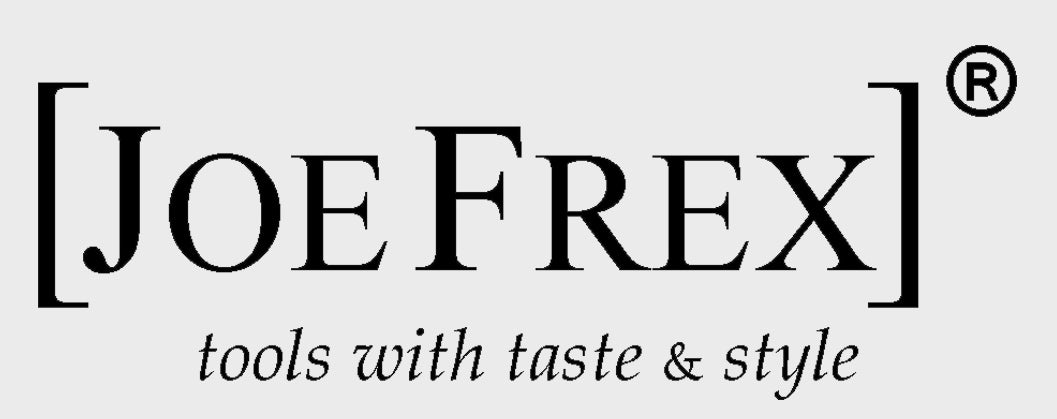 Zu sehen ist in schwarzer Blockschrift das Logo Joe Frex in eckigen Klammern. Darunter ist der Slogan „tools with taste & style“ zu sehen.