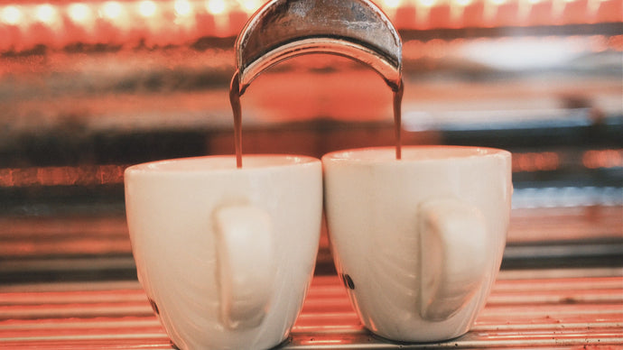 Dieses Video zeigt die Zubereitung von 2 Espressi mit der Espressomaschine La San Marco Leva Luxury. Anfangs sieht man die 2 weißen Guglielmo Espressotassen, dann wenn der Kaffee anfängt zu rinnen schwenkt die Kamera in die Tasse hinein. Der Espresso rinnt in einem zähflüssigem, haselnussbrauem Strahl in die Tassen.